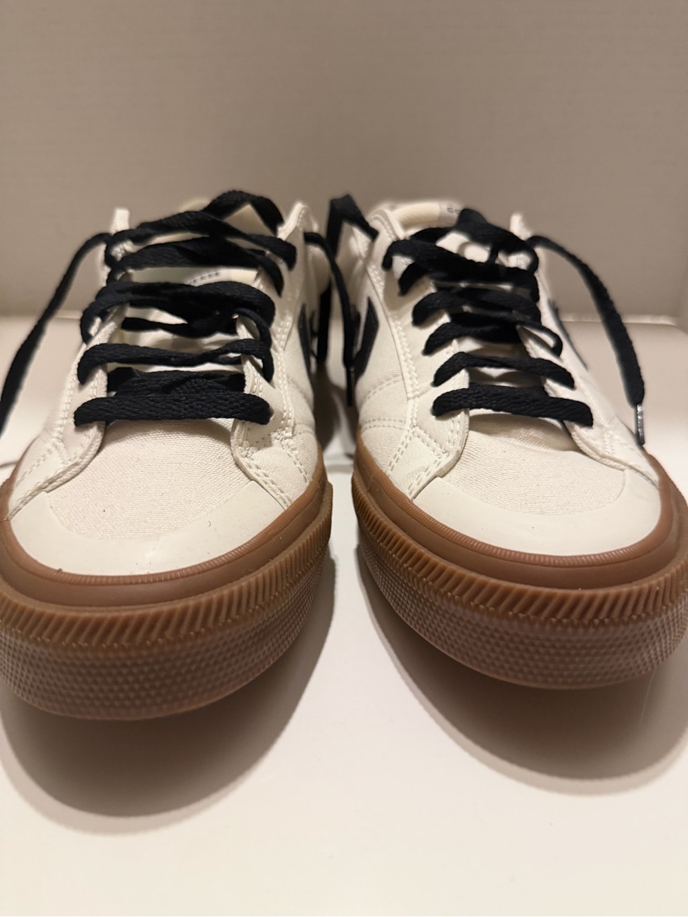 Converse Men’s White Canvas Sneakers with Gum Sole Size 9 - Picture 2 of 5